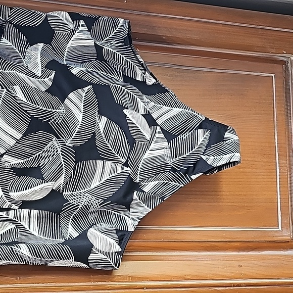 Time and Tru one peice bathing suit black and white. 2X 20W-22W.‎ - Picture 3 of 9